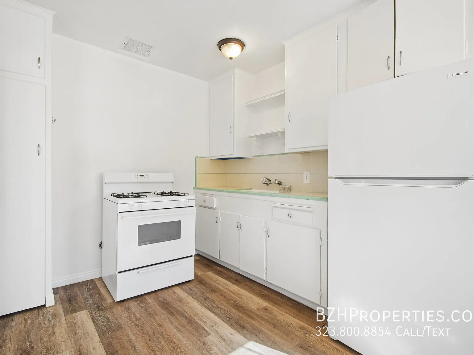 1 Bedroom in Prime North Hollywood with Garage Parking — Photo 4