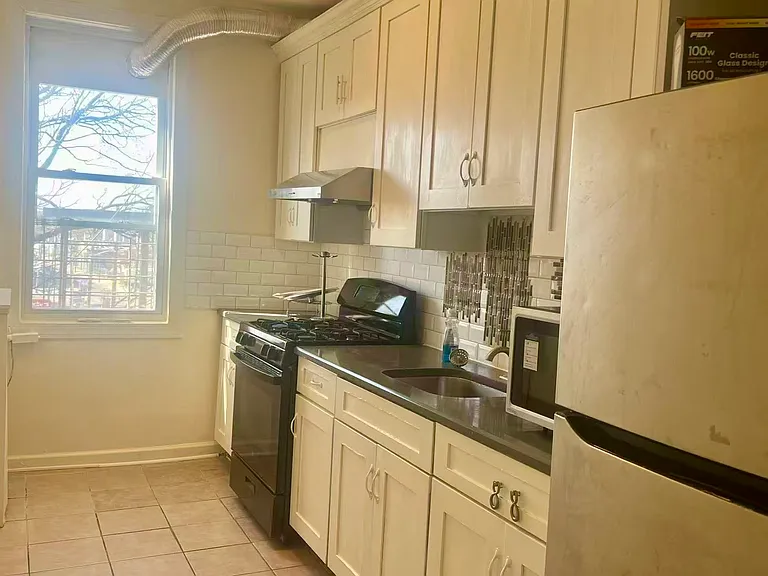 583 W Side Ave #3 — Photo 2