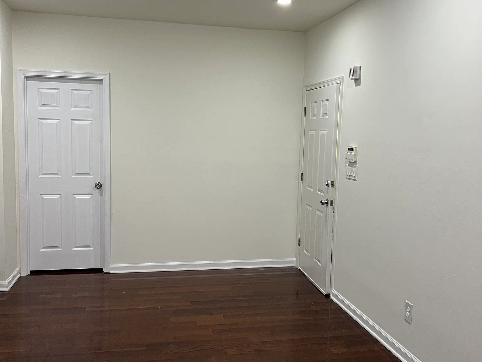 3 bed, 1000 sqft, $2,025 — Photo 4