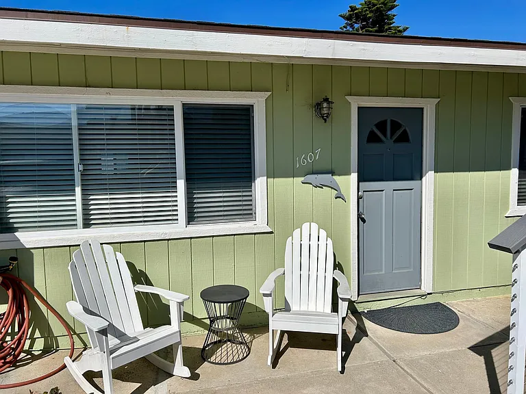1607 Neptune Ave — Photo 2