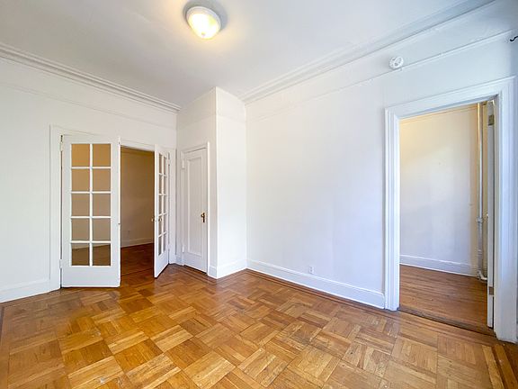 3rd image of 305 E 6th St APT 4A