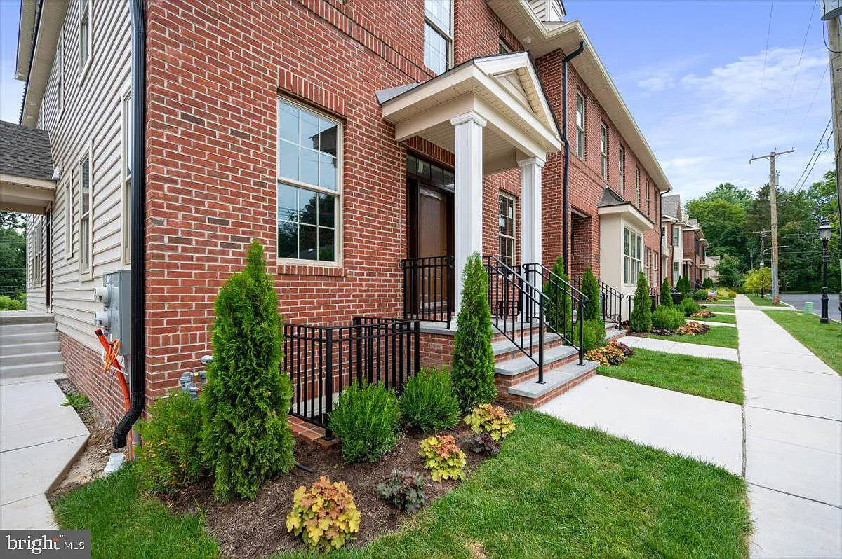 2 bed, 4.0 bath, 1638 sqft, $4,650 — Photo 3