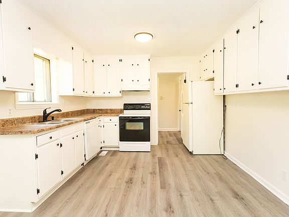 2nd image of 5801 Clover St