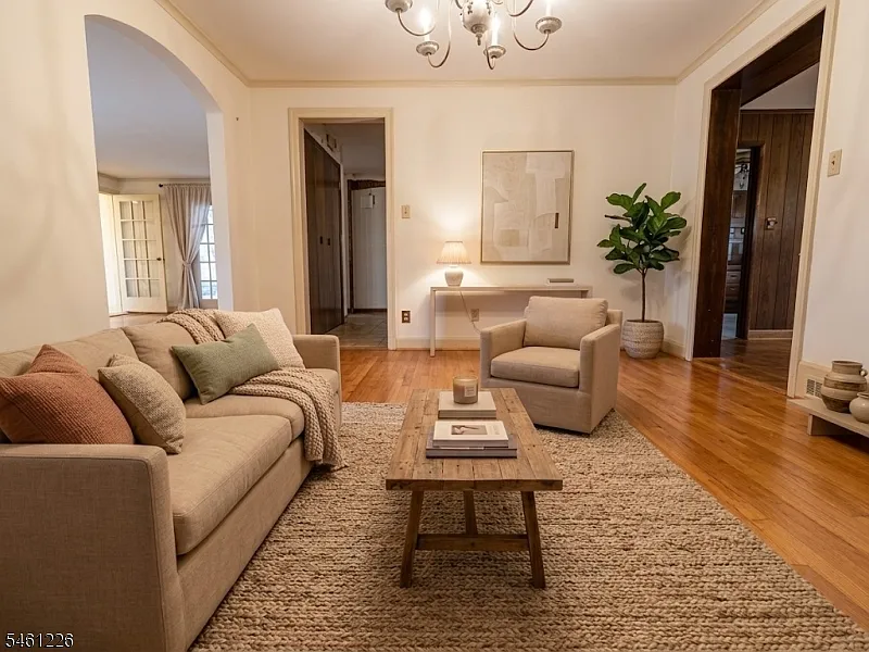 4 bed, 3.0 bath, 7653 sqft, $4,200 — Photo 2