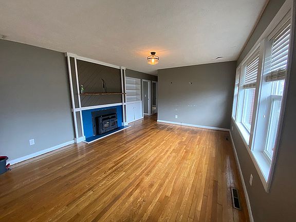 2nd image of 22 Bel Air Dr