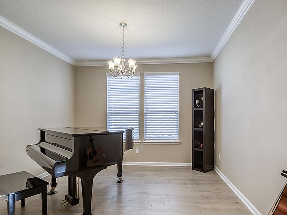 5th image of 220 Medio Dr
