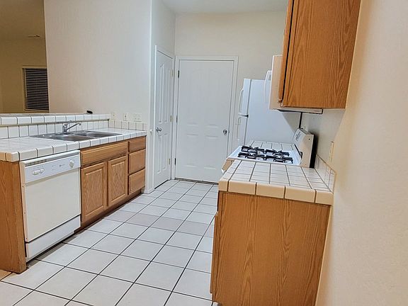 4th image of 886 E Ash Dr #886A