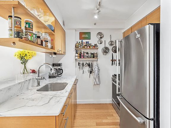 2nd image of 100 W 39th St APT 39H