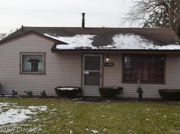 1585 Valley Dr, Highland, MI 48356