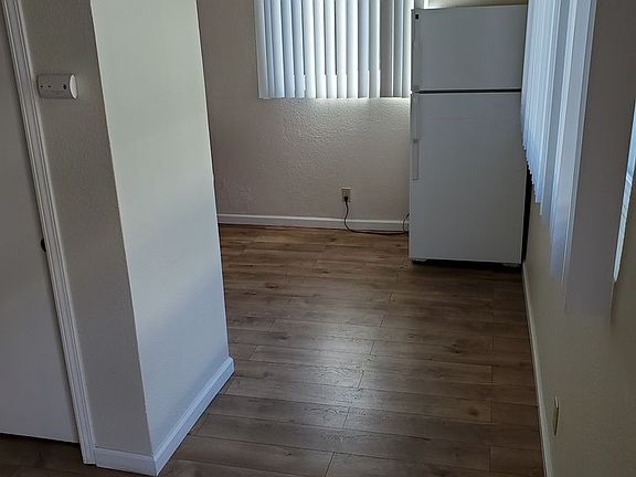 3rd image of 422 Redwood Ave #5