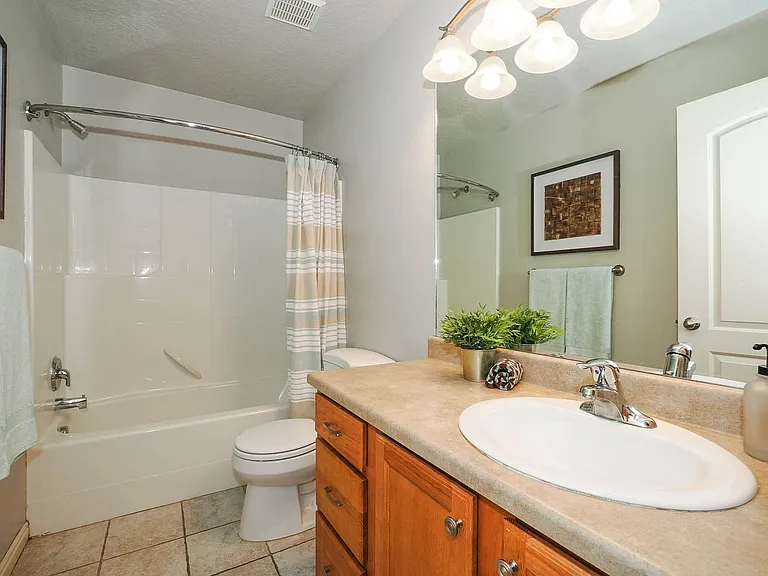 1485 N June St — Photo 17