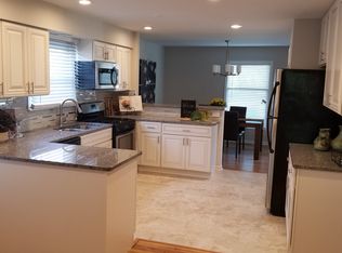 1621 W Russell Ct, Arlington Heights, IL 60005