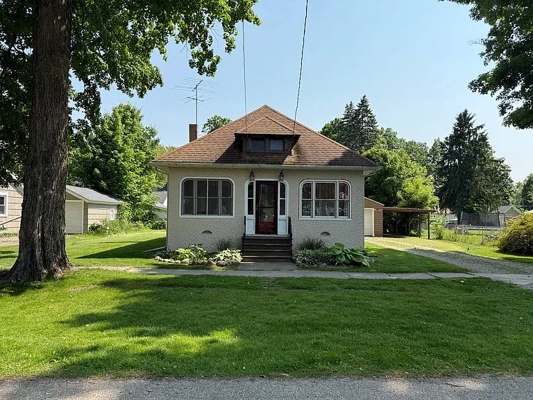 209 W Holcomb St — Photo 1