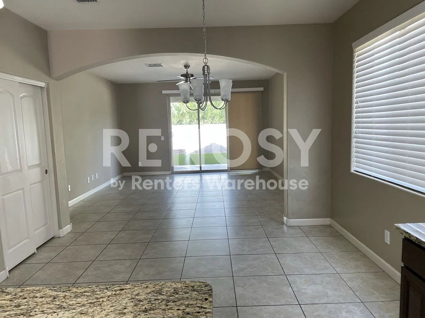 Ideal 4 Br 2.5 Ba 2 Car Garage Home Near the 51 and Cactus in Phoenix — Photo 3