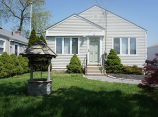 36 Rockaway Ave, Westbury, NY 11590