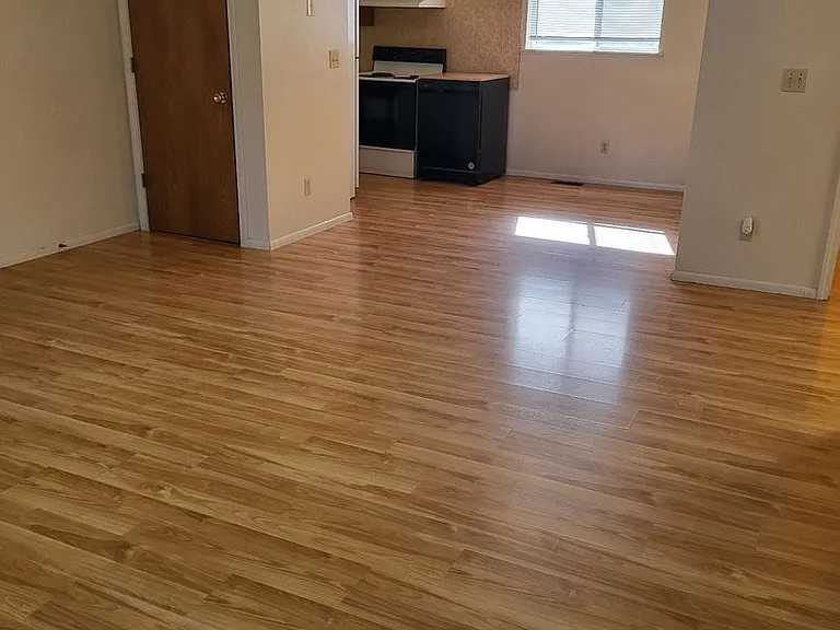 1005 W Midway St — Photo 3