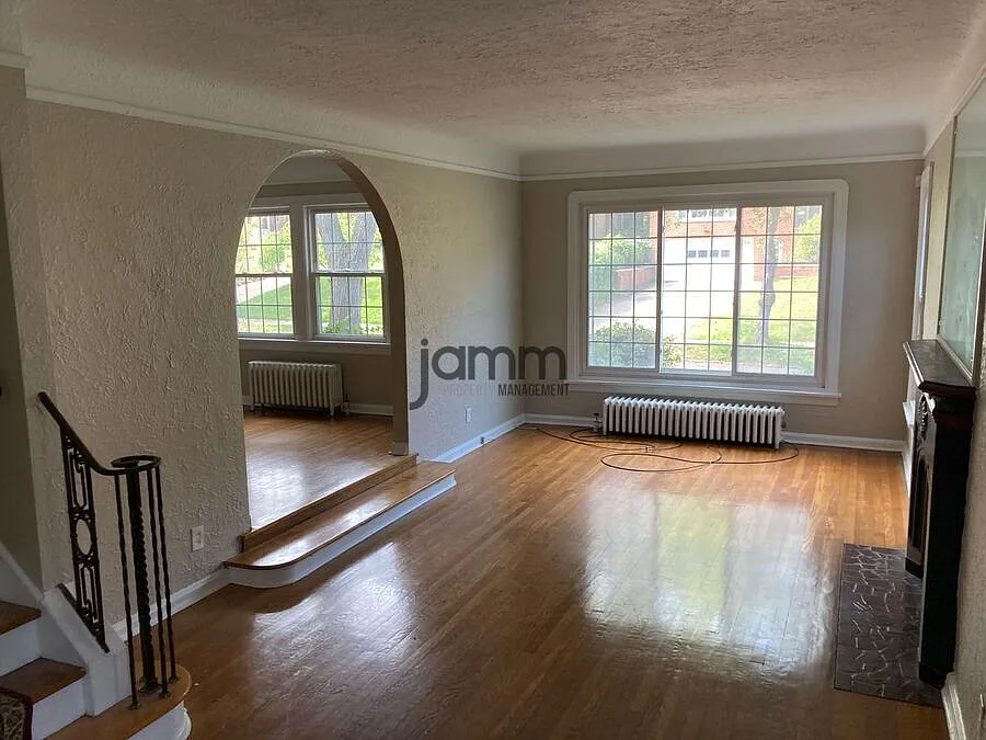 4-Bedroom Unit in University Heights! — Photo 2