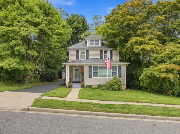 24 Bella Vista Street, Locust Valley, NY 11560