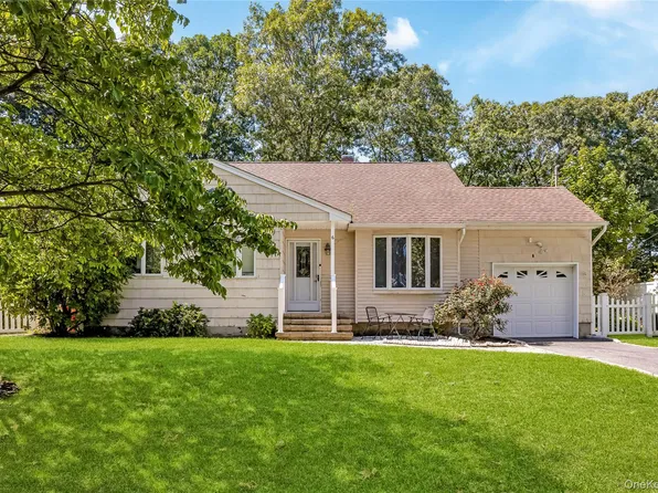 6 Sybil Place, Smithtown, NY 11787