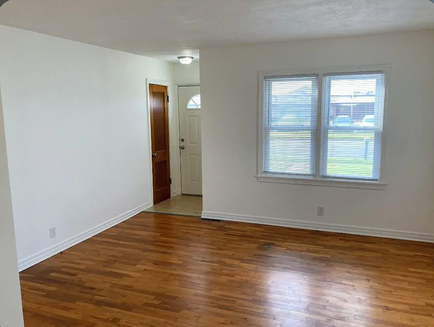 2 bed, 1600 sqft, $1,100 — Photo 3
