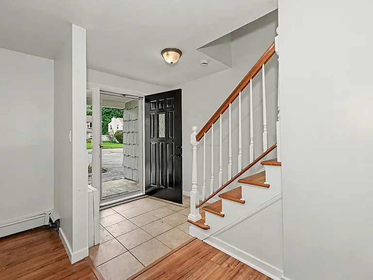 44 Barmore Dr W — Photo 2