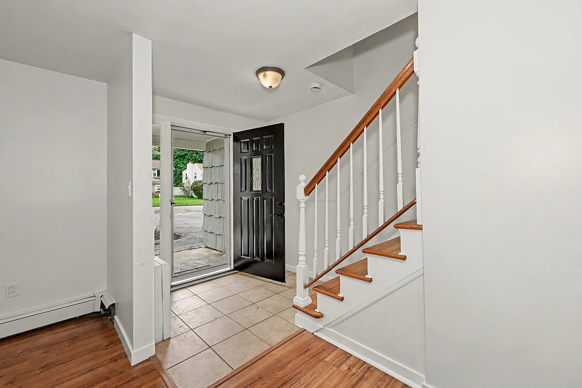 Building Photo - 44 Barmore Dr W