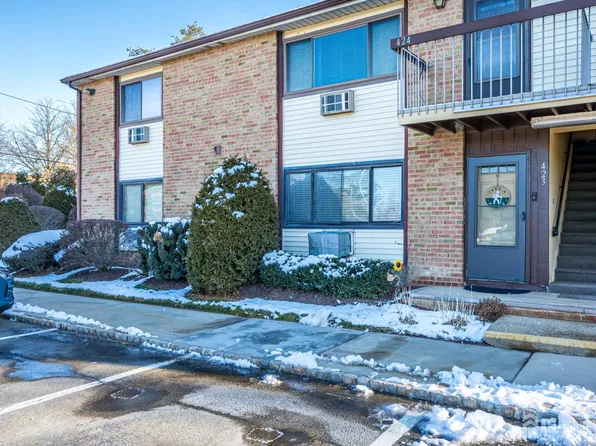 423 Cricket Ln, Woodbridge, NJ 07095