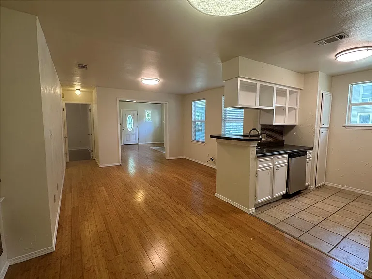 601 W San Antonio St — Photo 17