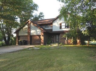 2622 Oak Valley Dr, Spring Grove, IL 60081