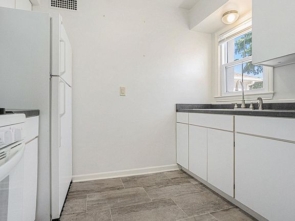 2nd image of 2002 S Westnedge Ave #4