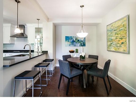4th image of 10 Byron Pl #611