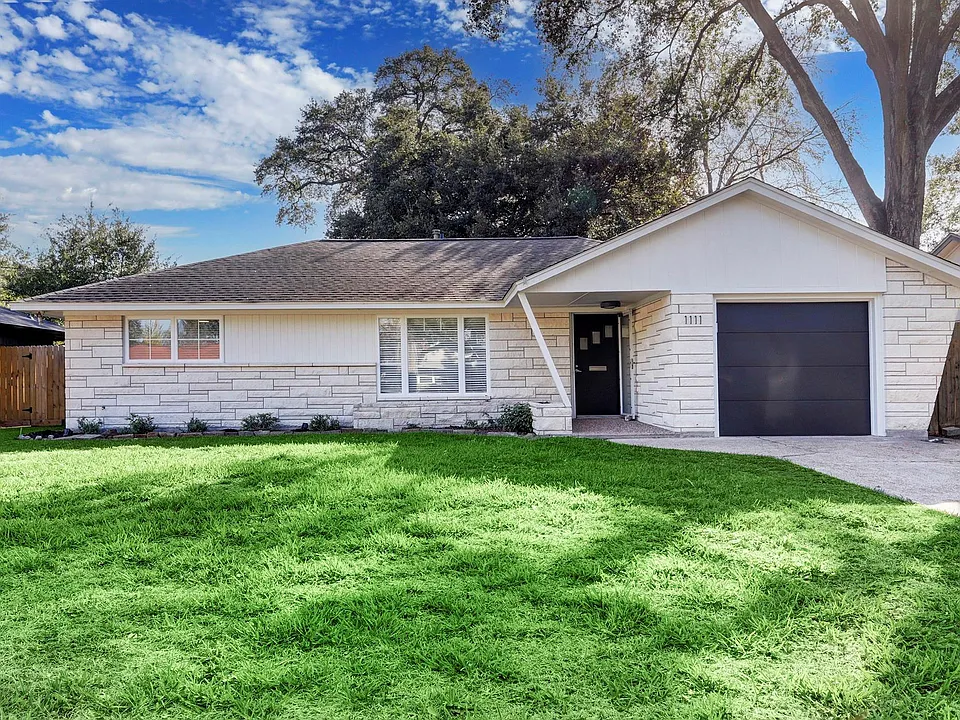 1111 Stonecrest Dr