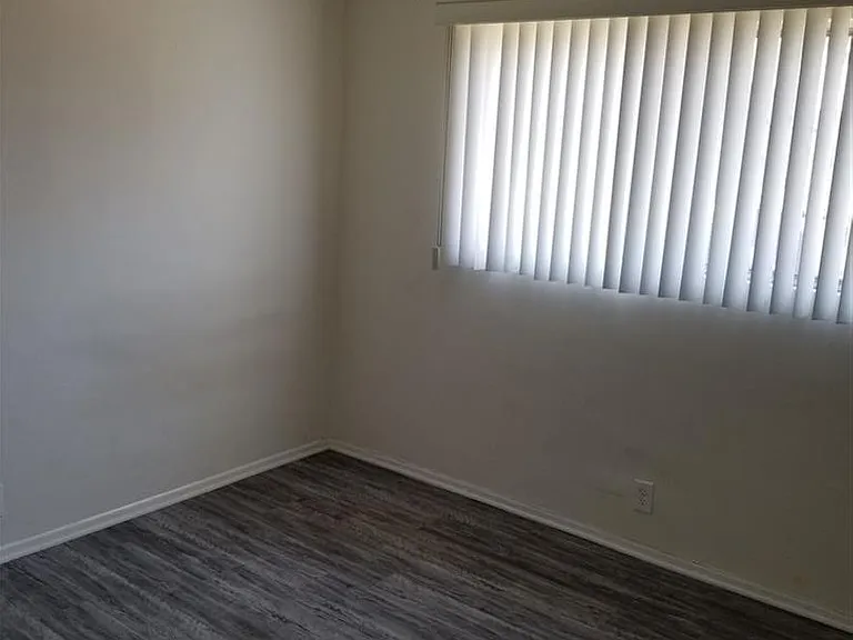1504 S Fairfax Ave — Photo 10