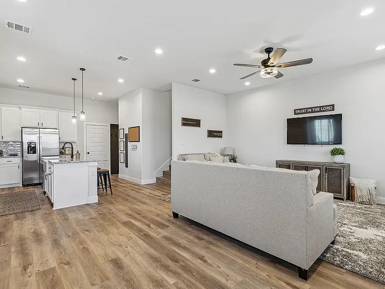 4001 Avion Dr — Photo 4