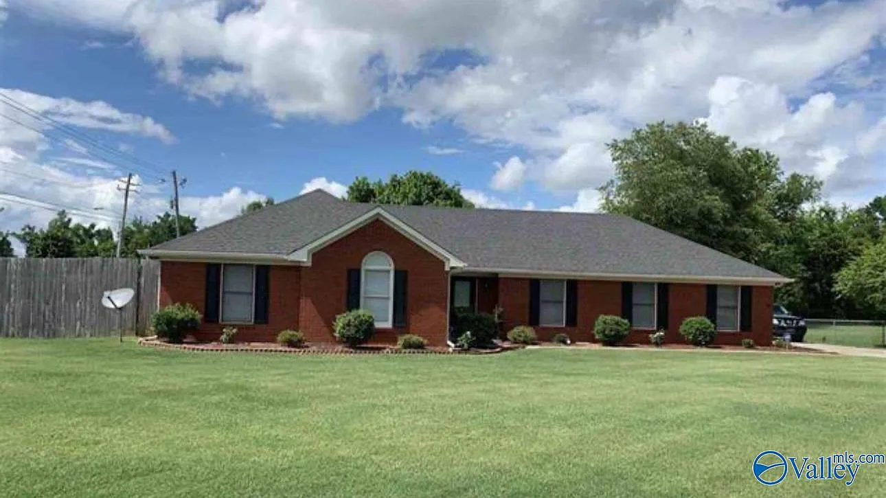 3 bed, 2.0 bath, 1600 sqft, $1,900 — Photo 1