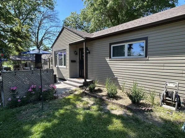 906 Lincoln St, Seward, NE 68434