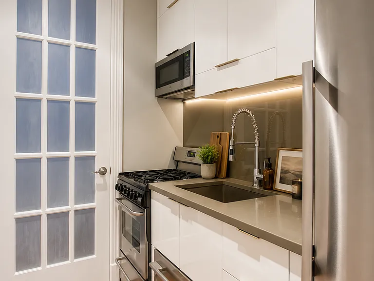 224 E 11th St #2A — Photo 3