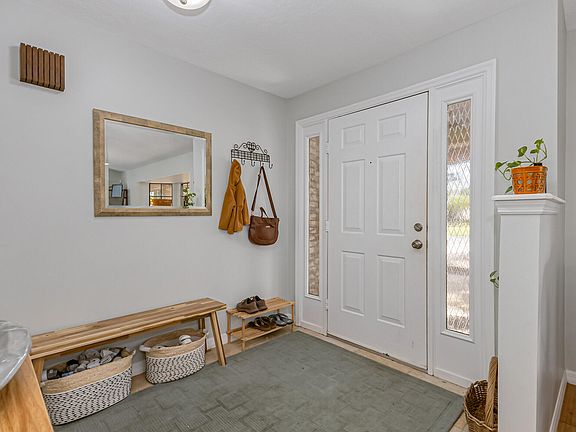 5th image of 680 S Hedgecock Sq