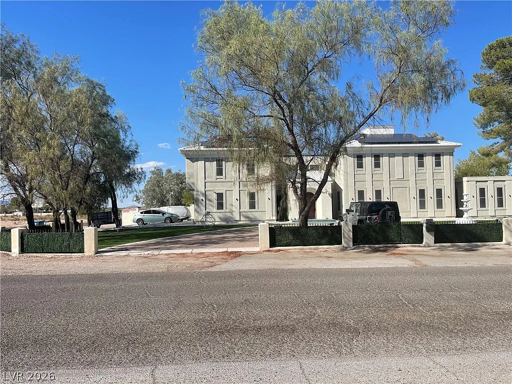 7 bed, 4.5 bath, 4577 sqft, $5,500 — Photo 2