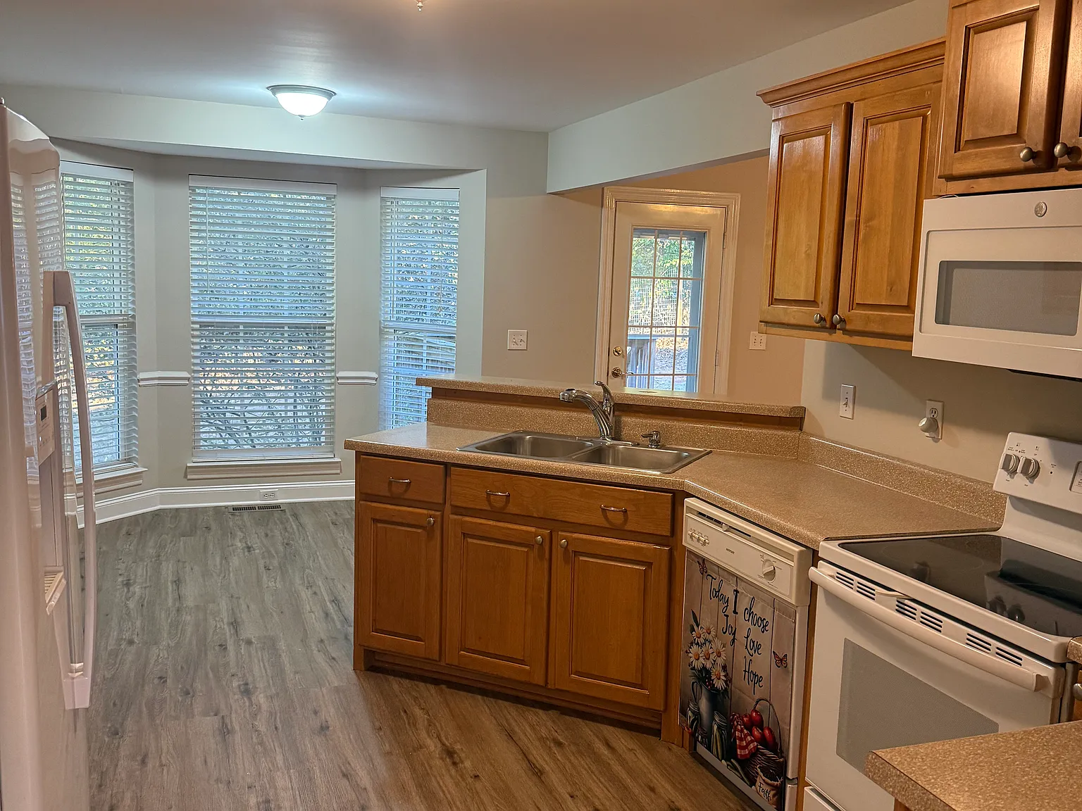 3 bed, 2109 sqft, $2,300 — Photo 3