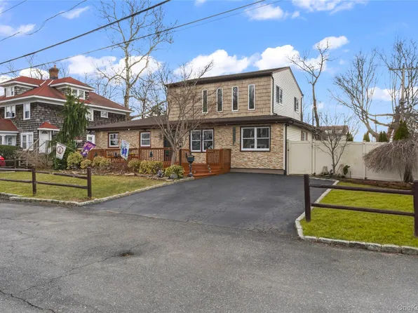 2 Burnett Avenue, Bay Shore, NY 11706