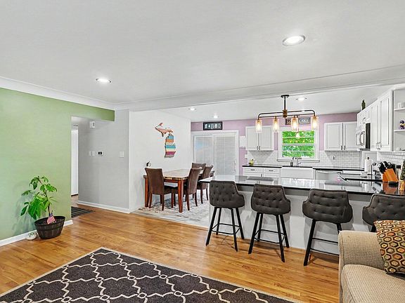2nd image of 1025 Clausen Ave