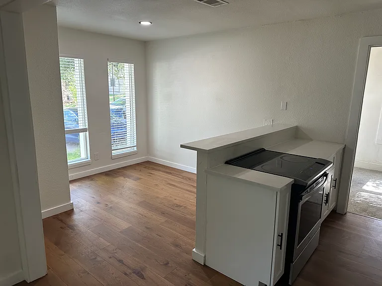 2518 Rockridge Dr — Photo 2