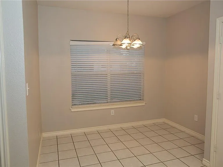 2410 S Forest Hls — Photo 10