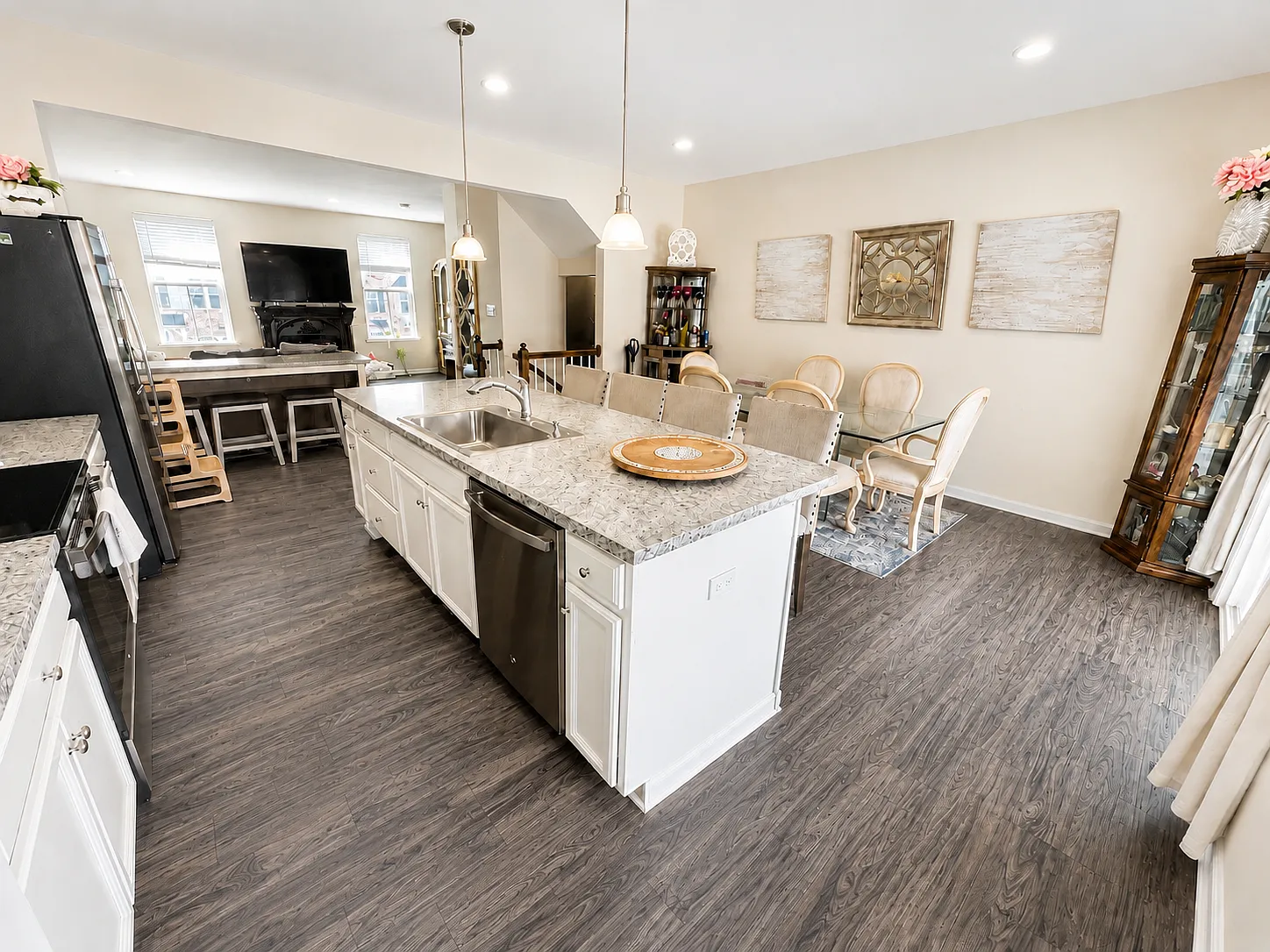 3 bed, 2.5 bath, 1960 sqft, $3,200 — Photo 3