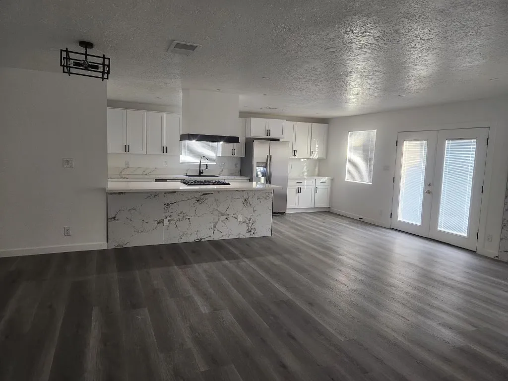 3 bed, 1390 sqft, $2,500 — Photo 2