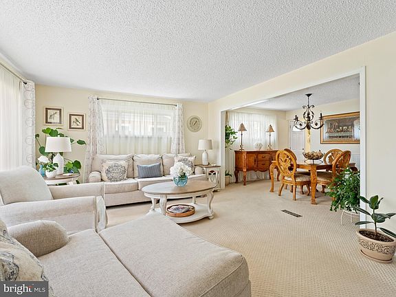 4th image of 1011 Evergreen Ave