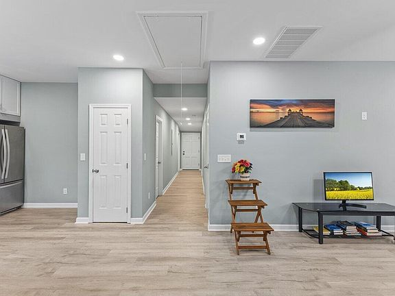 4th image of 212 Pearl St