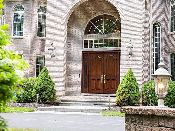 5th image of 21 Winding Brook Dr