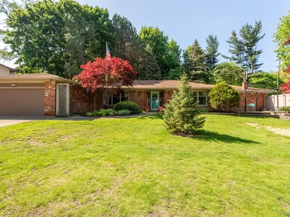 4371 Waverly Dr, Waterford, MI 48329